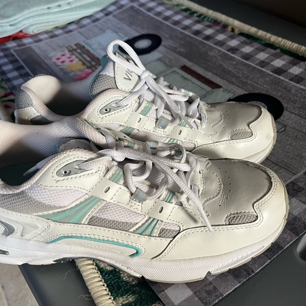 Vionic woman’s sneakers size 8